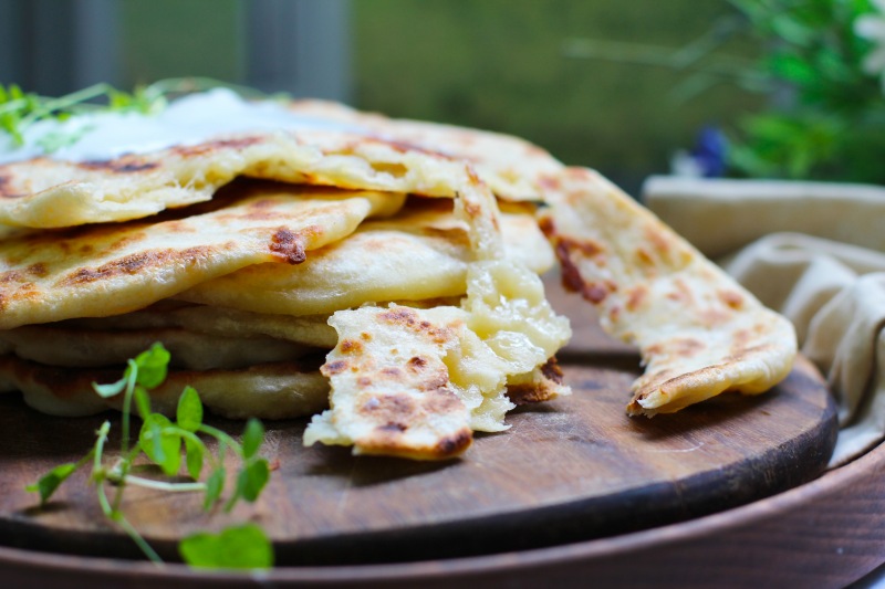 Жареные лепешки. Гёзлеме гагаузские. Гагаузская кухня гезлеме. Турецкие лепешки на кефире. Гагаузские лепешки.